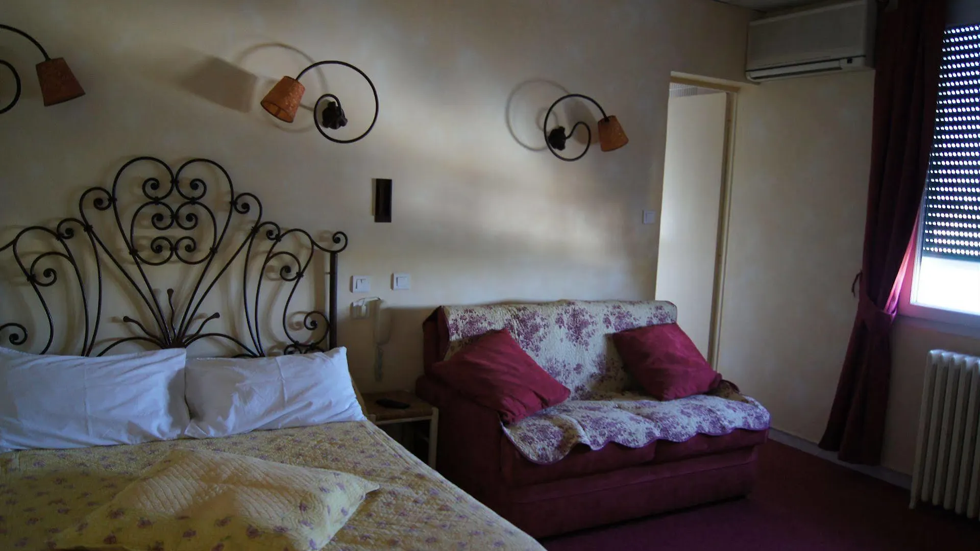 Le Regence Hotel Arles 2*,